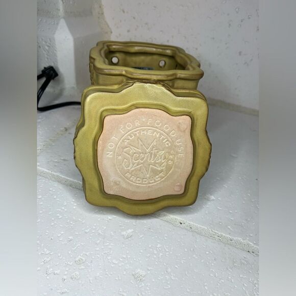 Scentsy Trellis Full Size Wax Warmer Tuscan Golden Tan Brown Beige Floral Greek - Picture 5 of 7